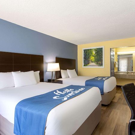 Days Inn By Wyndham Greensboro Airport Kültér fotó