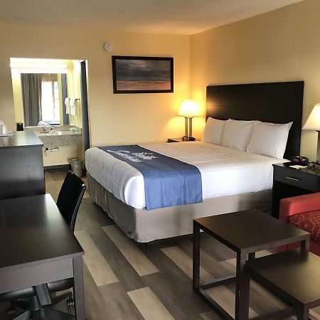 Days Inn By Wyndham Greensboro Airport Kültér fotó