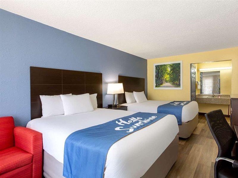 Days Inn By Wyndham Greensboro Airport Kültér fotó