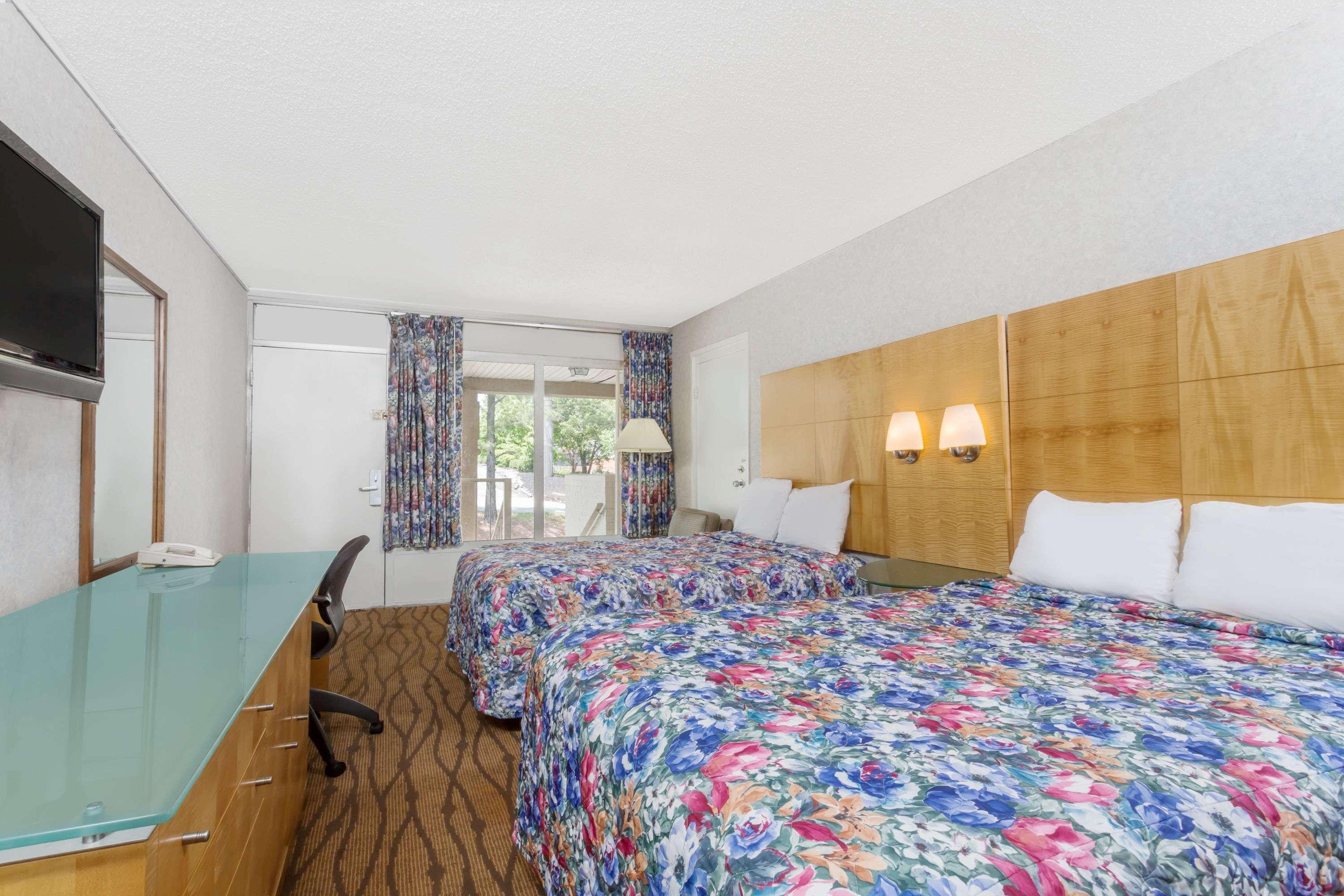 Days Inn By Wyndham Greensboro Airport Kültér fotó