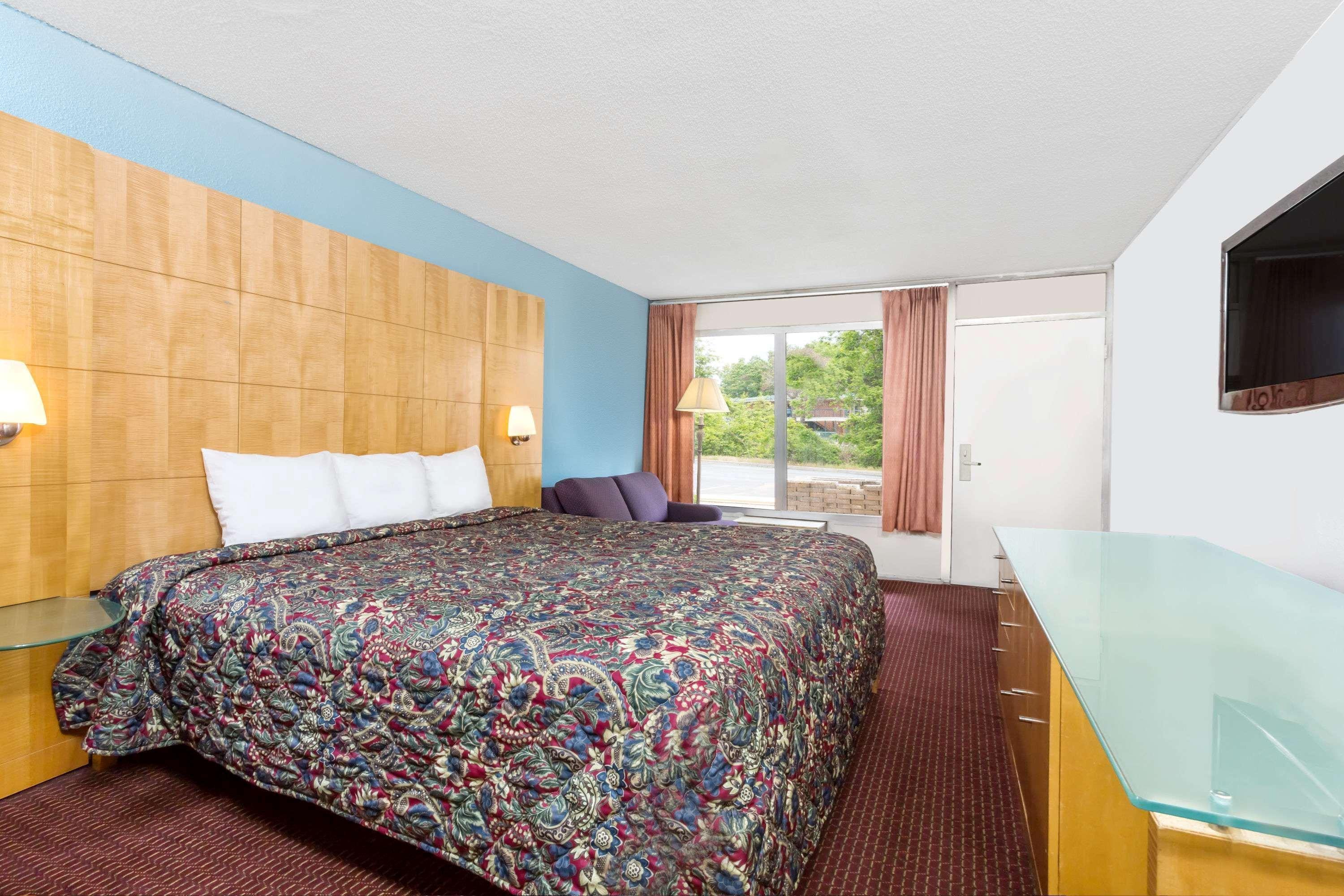 Days Inn By Wyndham Greensboro Airport Kültér fotó