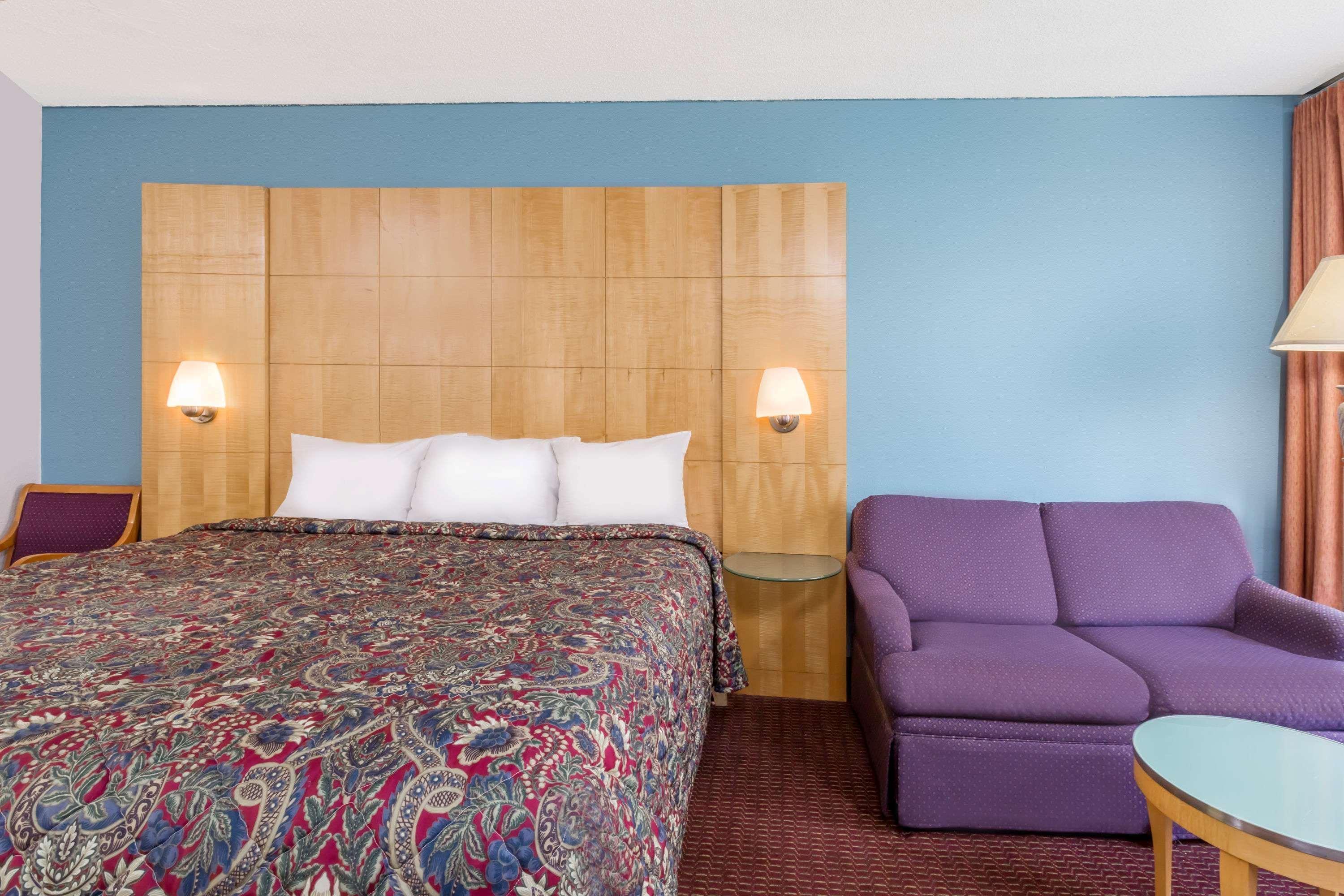 Days Inn By Wyndham Greensboro Airport Kültér fotó