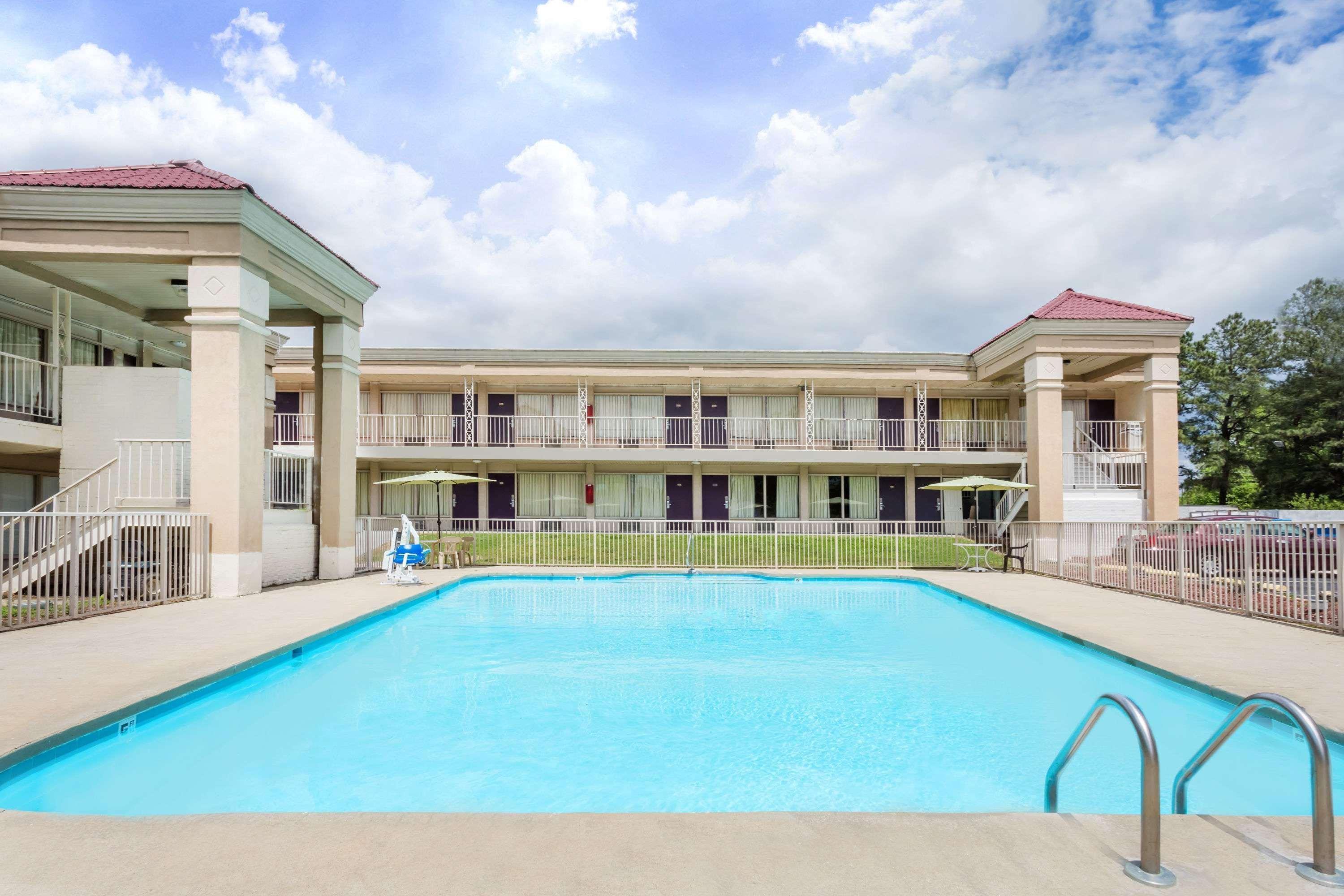 Days Inn By Wyndham Greensboro Airport Kültér fotó