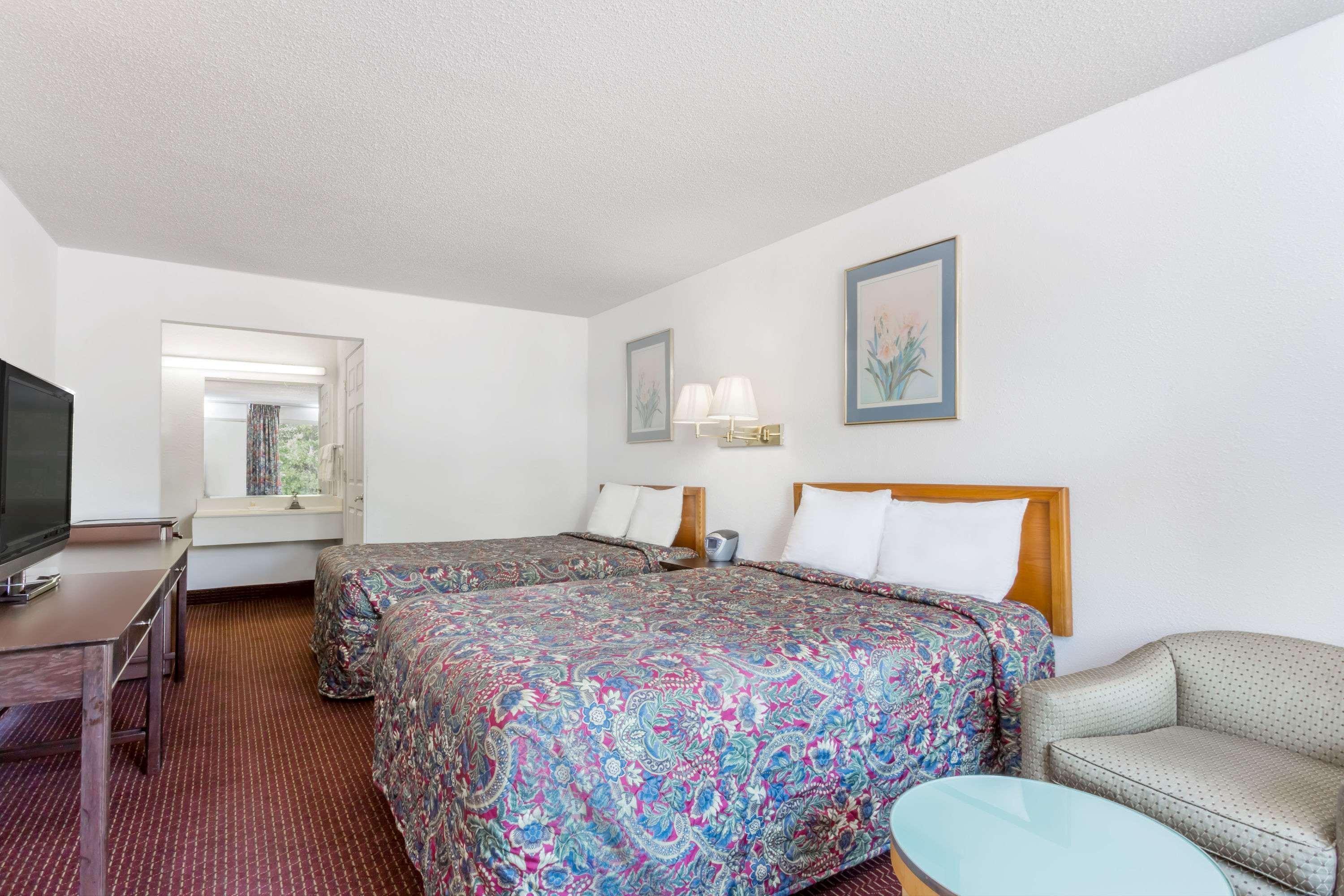 Days Inn By Wyndham Greensboro Airport Kültér fotó