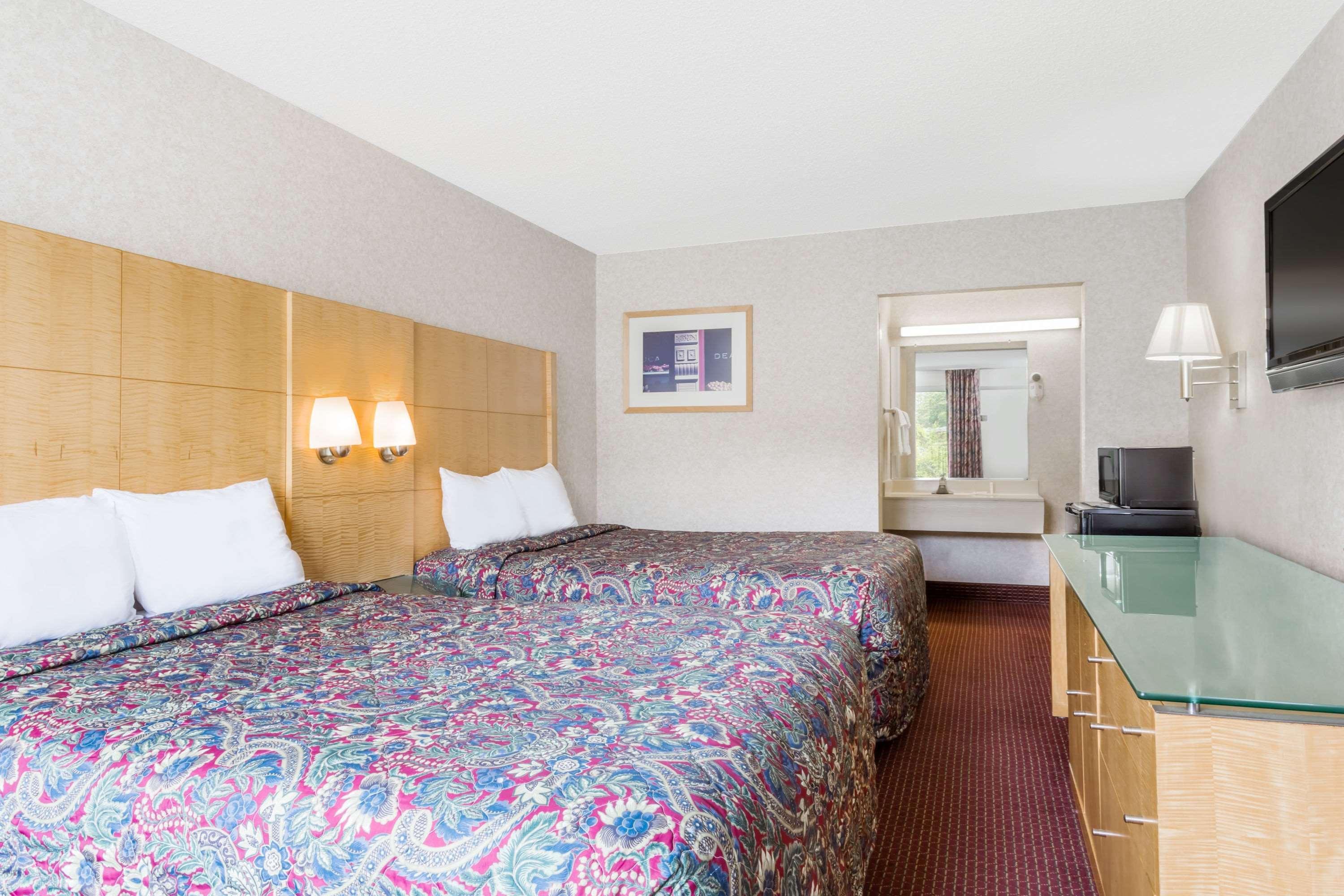 Days Inn By Wyndham Greensboro Airport Kültér fotó