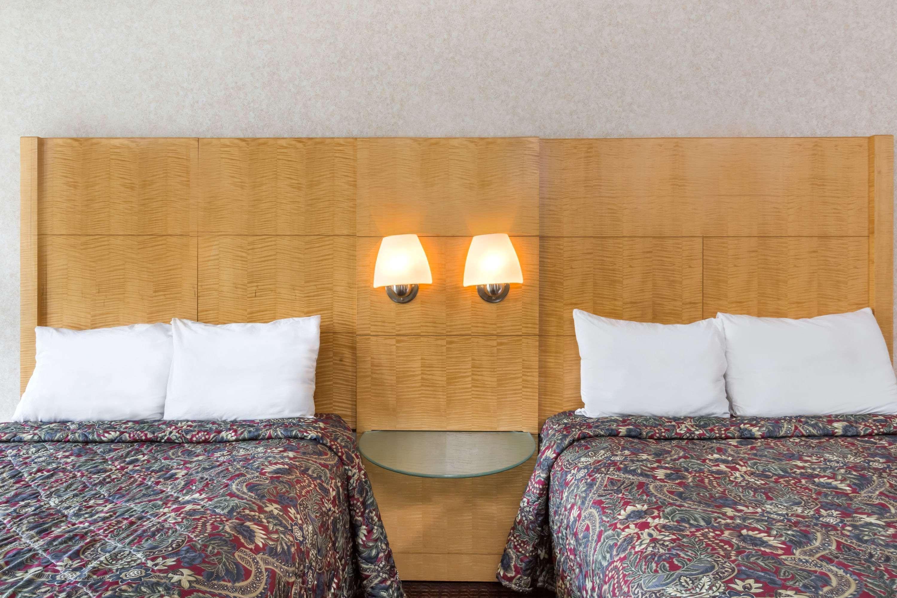 Days Inn By Wyndham Greensboro Airport Kültér fotó